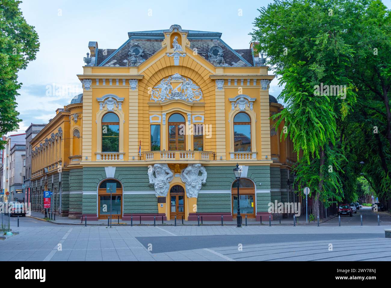 Vista al tramonto della biblioteca cittadina serba di Subotica Foto Stock