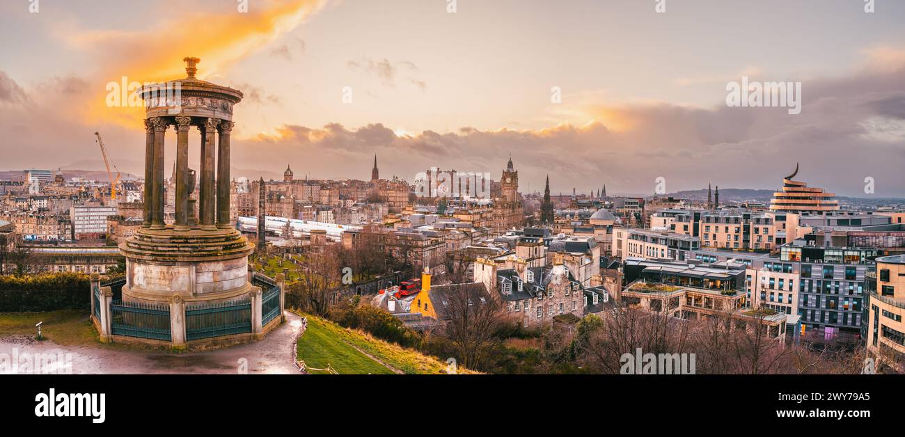 Vista panoramica di Calton Hill dello skyline di Edimburgo al tramonto, con il monumento Dugald Stewart in primo piano Foto Stock