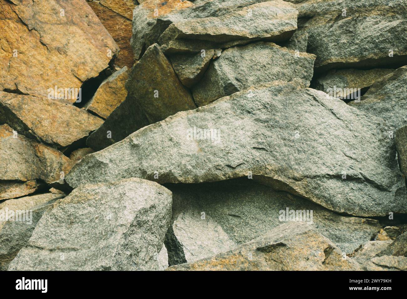 Grande mucchio di pietre. Rocce di pietra. Cava di granito. Produzione industriale abbandonata. Foto Stock