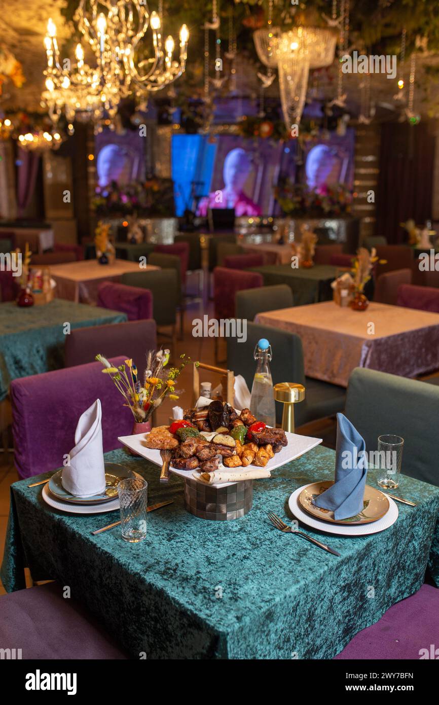 Provate i ricchi sapori della cucina turca in un lussuoso ristorante con personale attento e un ambiente sofisticato. Foto Stock