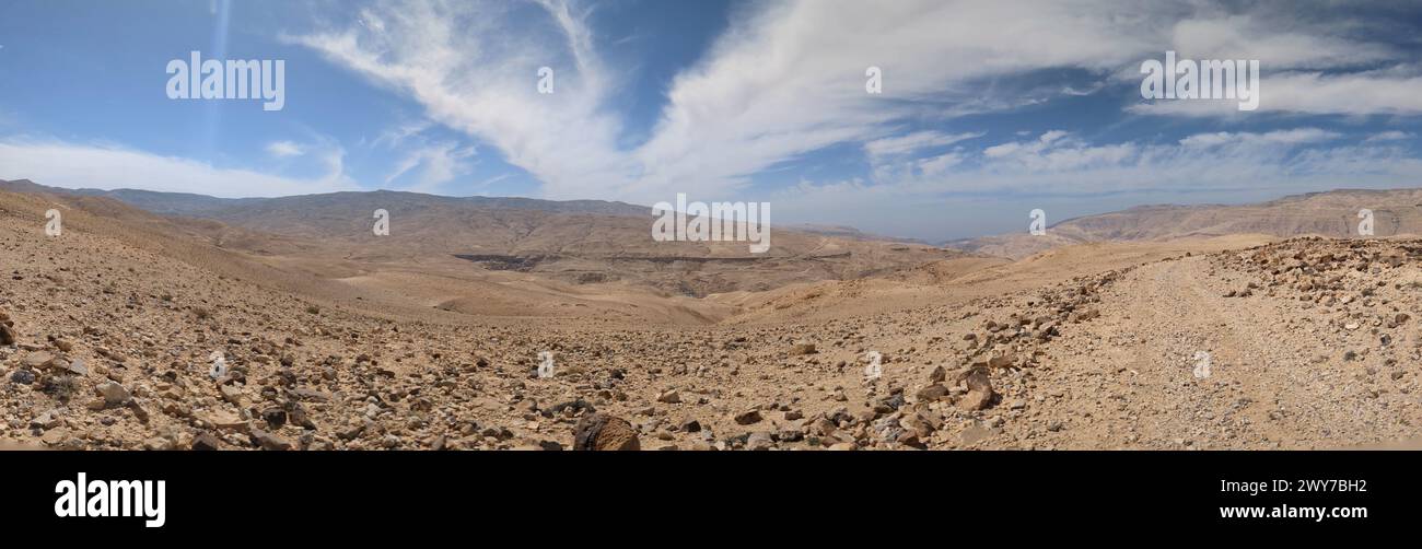 Jordan Trail da um Qais ad Aqaba, splendide montagne, rocce e panorami desertici durante questo percorso a lunga distanza Foto Stock