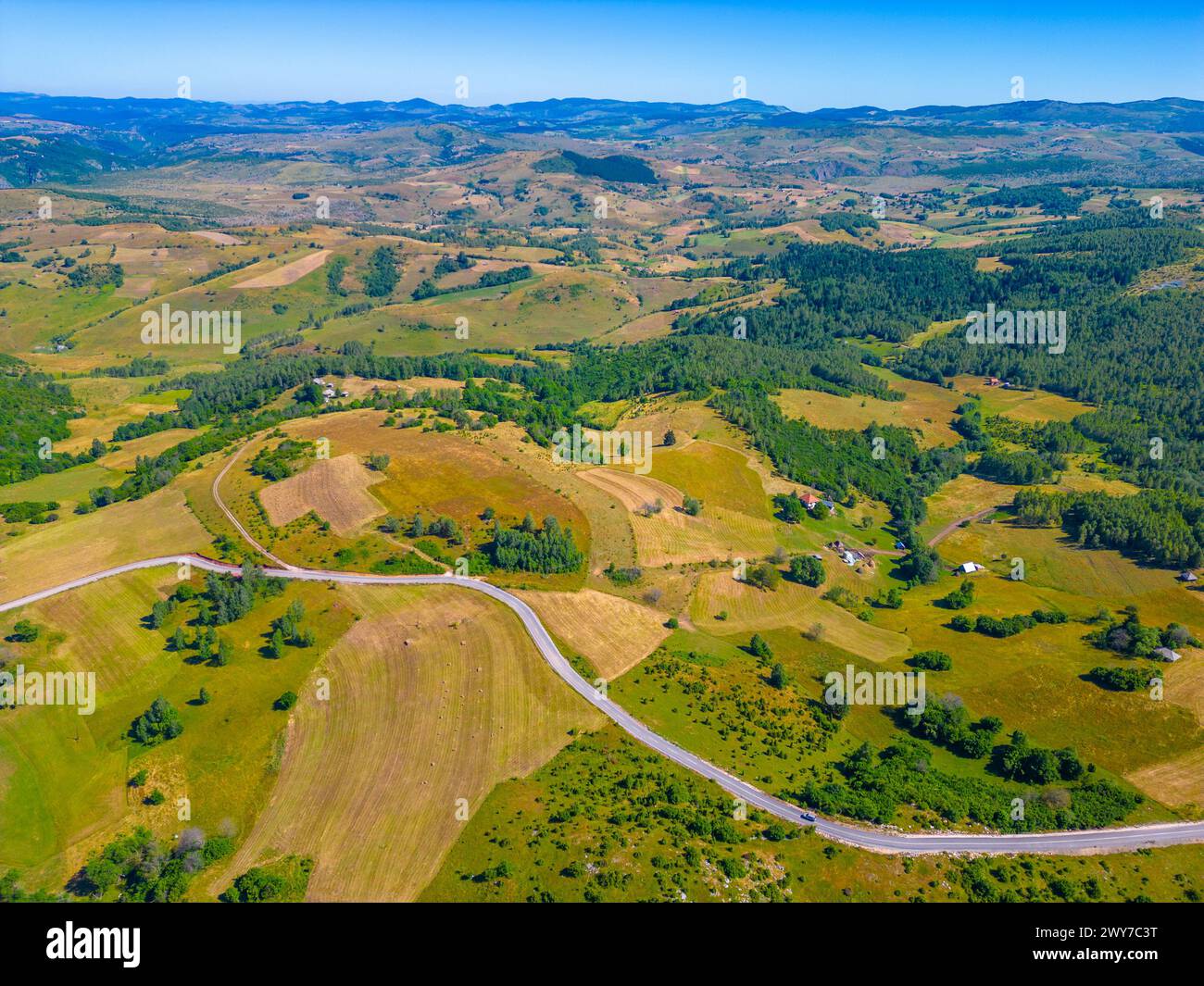 Campagna serba durante un giorno d'estate Foto Stock