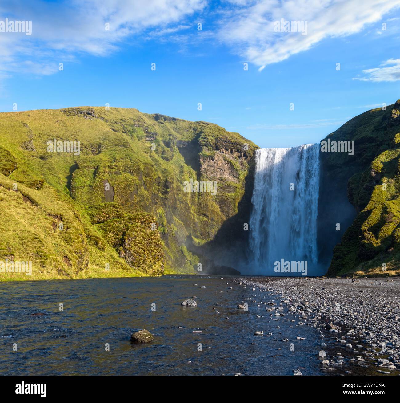 Pittoresco pieno di acqua grande cascata Skogafoss vista autunno, sud-ovest Islanda. Foto Stock