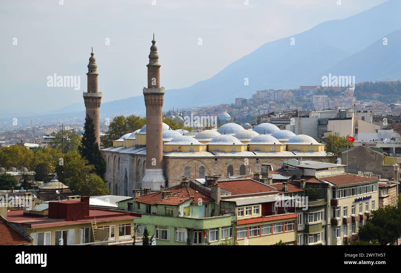 Situata a Bursa, in Turchia, la moschea Ulu fu costruita nel 1400. È una delle moschee più turistiche del paese. Foto Stock