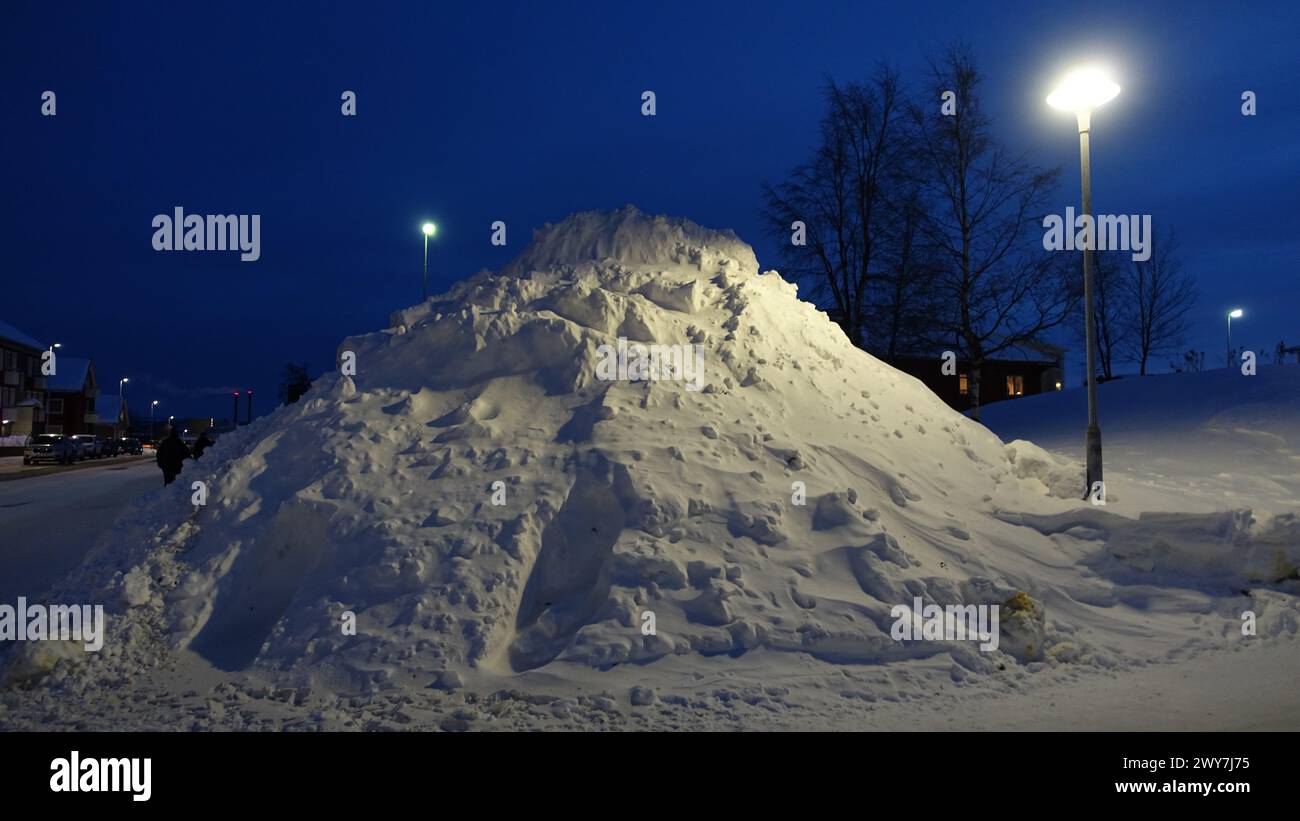 Una grande neve tra due lampioni nel centro di Kiruna in Svezia in una serata invernale Foto Stock