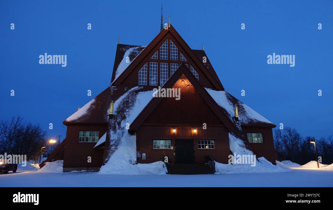 Uno sguardo alla chiesa nel centro di Kiruna in Svezia in una serata invernale Foto Stock