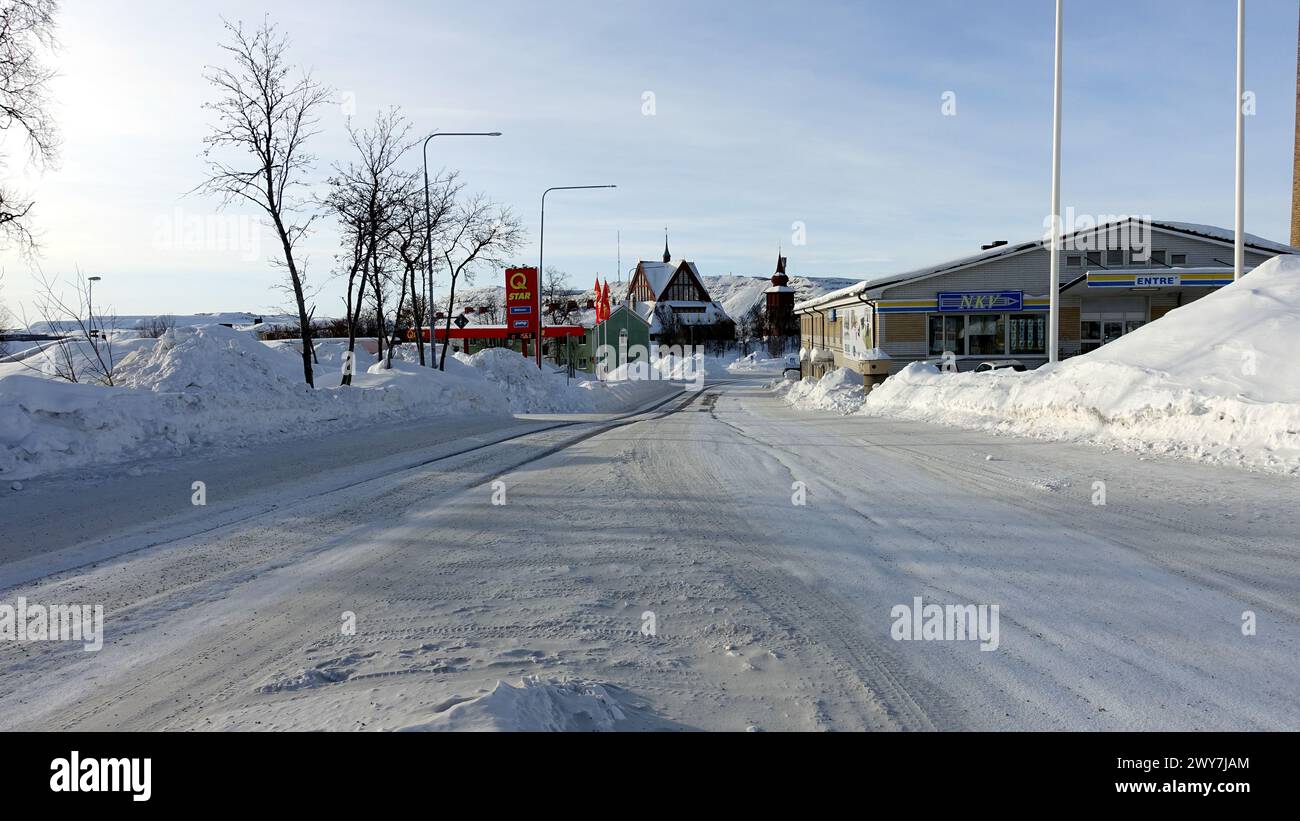 Kiruna, Svezia, 23 febbraio 2020. Una delle strade innevate del centro durante l'inverno. Sullo sfondo si può vedere la chiesa della città Foto Stock