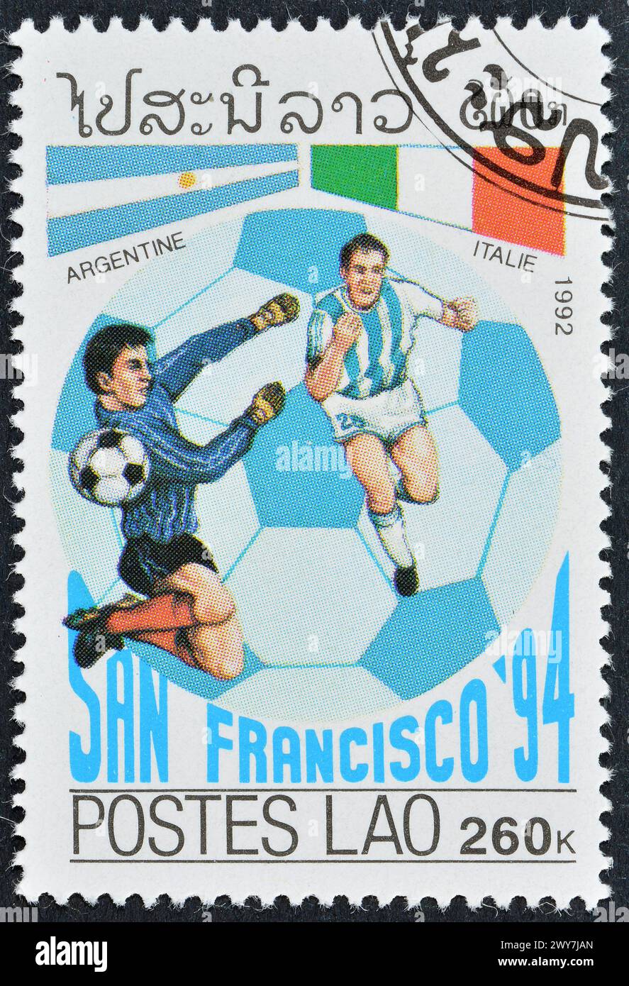 Francobollo cancellato stampato dal Laos, che promuove il campionato mondiale di calcio FIFA 1994, USA, circa 1992. Foto Stock