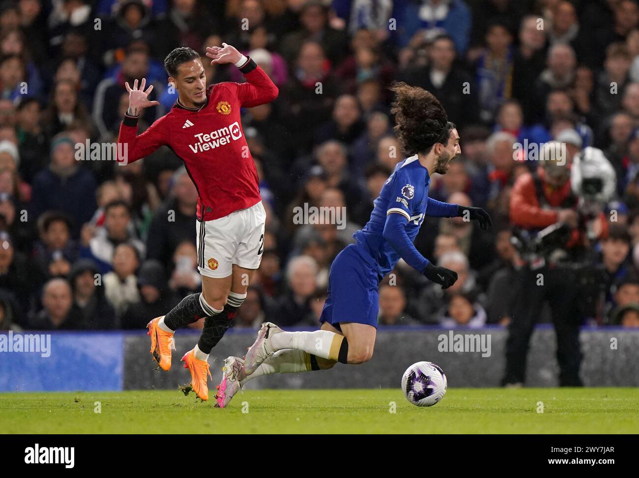 Antony (a sinistra) del Manchester United sconfisse Marc Cucurella del Chelsea, con conseguente rigore durante la partita di Premier League allo Stamford Bridge di Londra. Data foto: Giovedì 4 aprile 2024. Foto Stock
