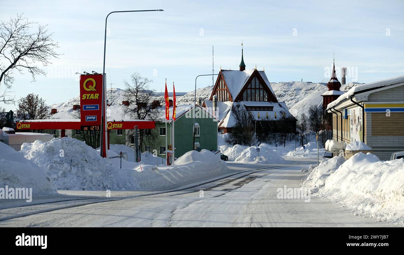 Kiruna, Svezia, 23 febbraio 2020. Una delle strade innevate del centro durante l'inverno. Sullo sfondo si può vedere la chiesa della città Foto Stock