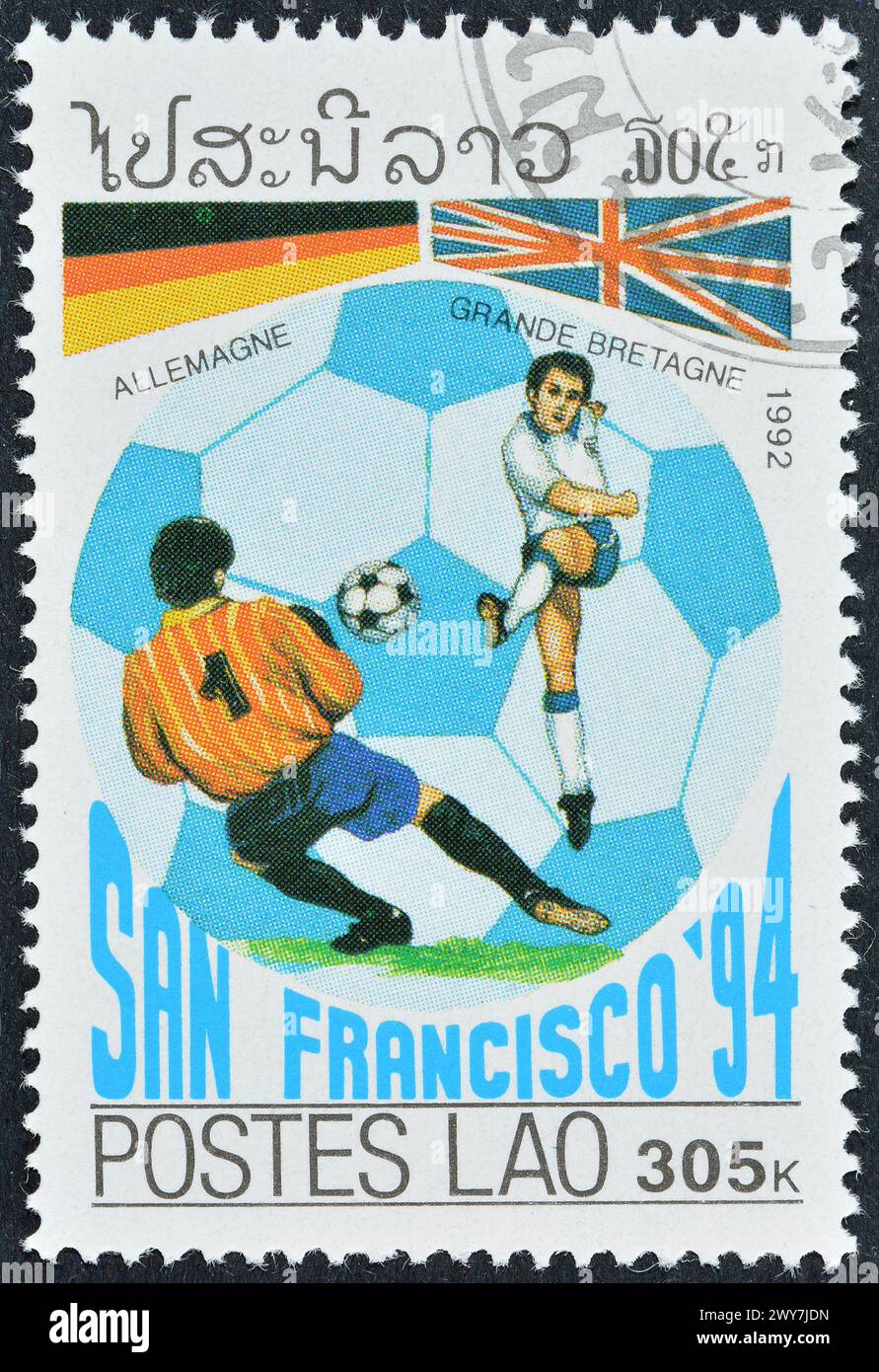 Francobollo cancellato stampato dal Laos, che promuove il campionato mondiale di calcio FIFA 1994, USA, circa 1992. Foto Stock