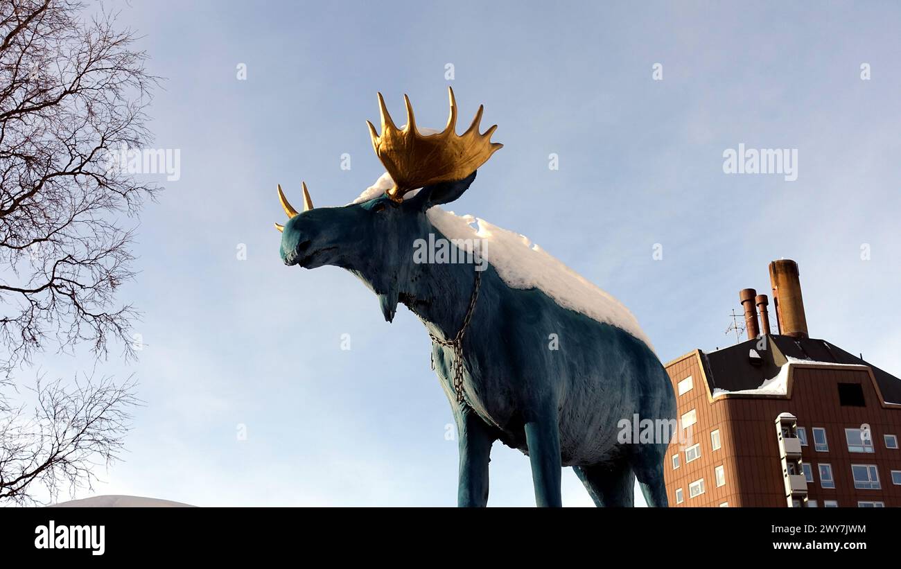 Kiruna, Svezia, 23 febbraio 2020. Art, la statua di un alce in una delle piazze del centro innevato di Kiruna, nel nord della Svezia, durante l'inverno Foto Stock
