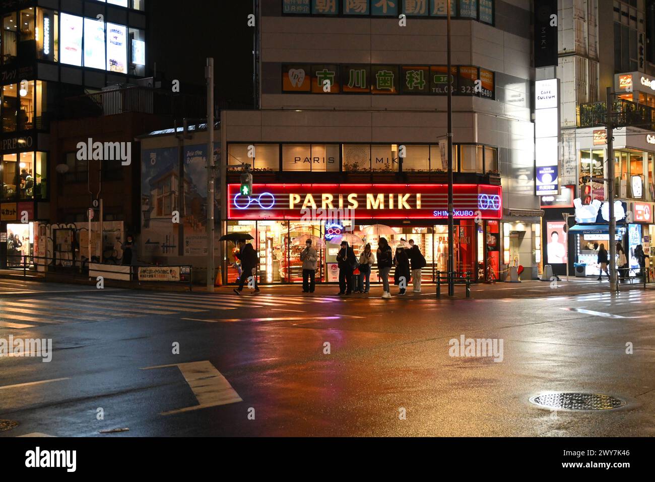 Paris Miki eyewear retail business a Ōkubo di notte – Shin-Ōkubo, Shinjuku, Tokyo, Giappone – 29 febbraio 2024 Foto Stock