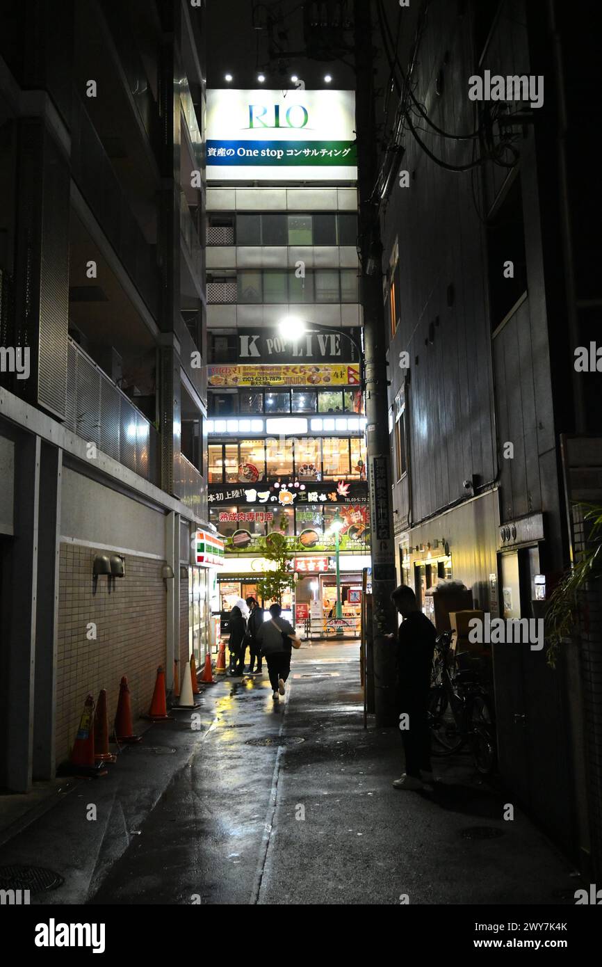 Buio vicolo a Ōkubo di notte sotto la pioggia - Shin-Ōkubo, Shinjuku, Tokyo, Giappone - 29 febbraio 2024 Foto Stock