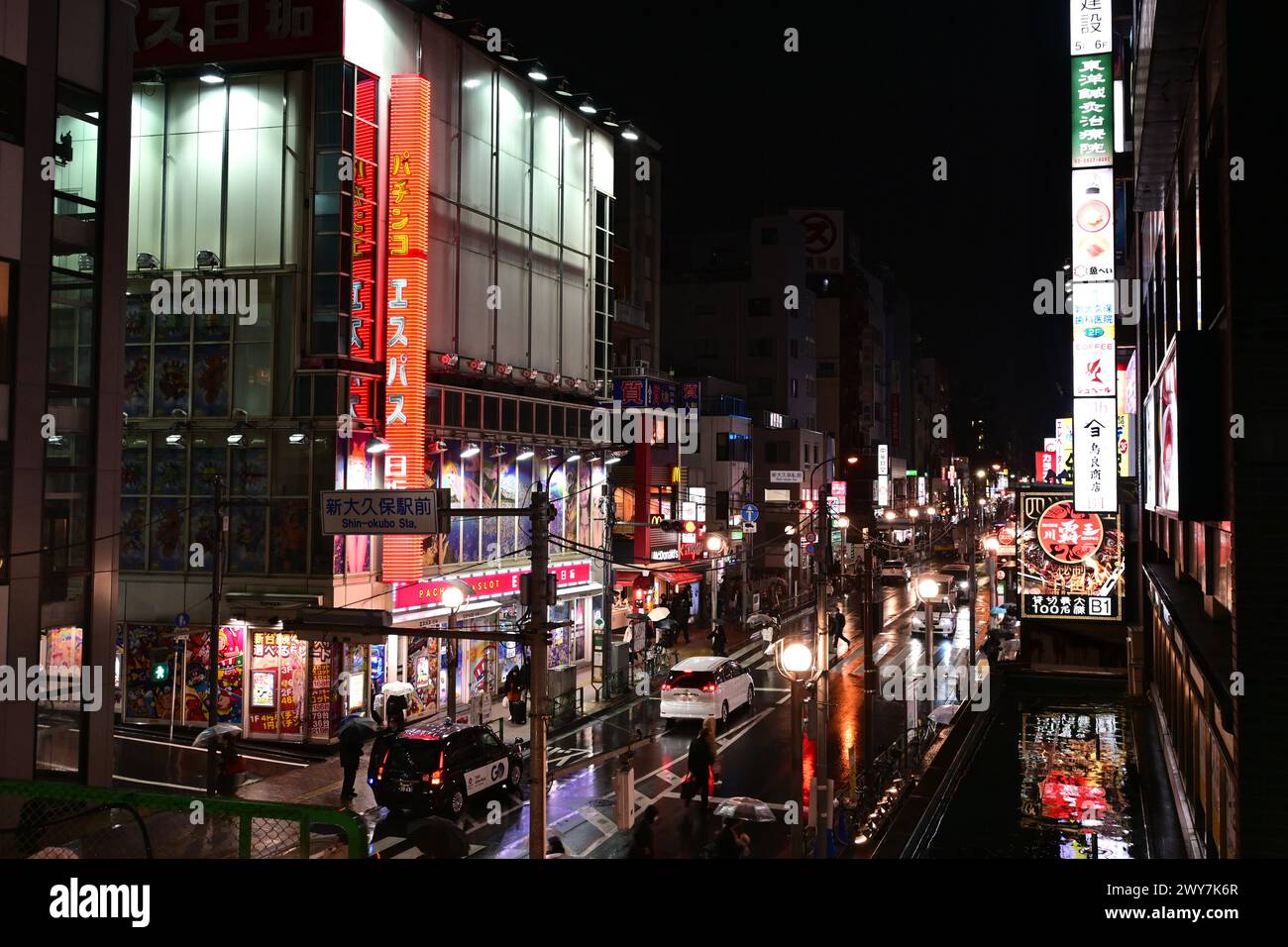 Ōkubo di notte con vista su okubo-dori avenue – Shin-Ōkubo, Shinjuku, Tokyo, Giappone – 29 febbraio 2024 Foto Stock