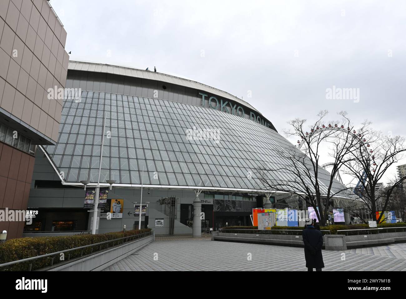 Tokyo Dome (Tōkyō Dōmu) all'esterno visto da sud – Koraku, Bunkyo City, Tokyo, Giappone – 29 febbraio 2024 Foto Stock