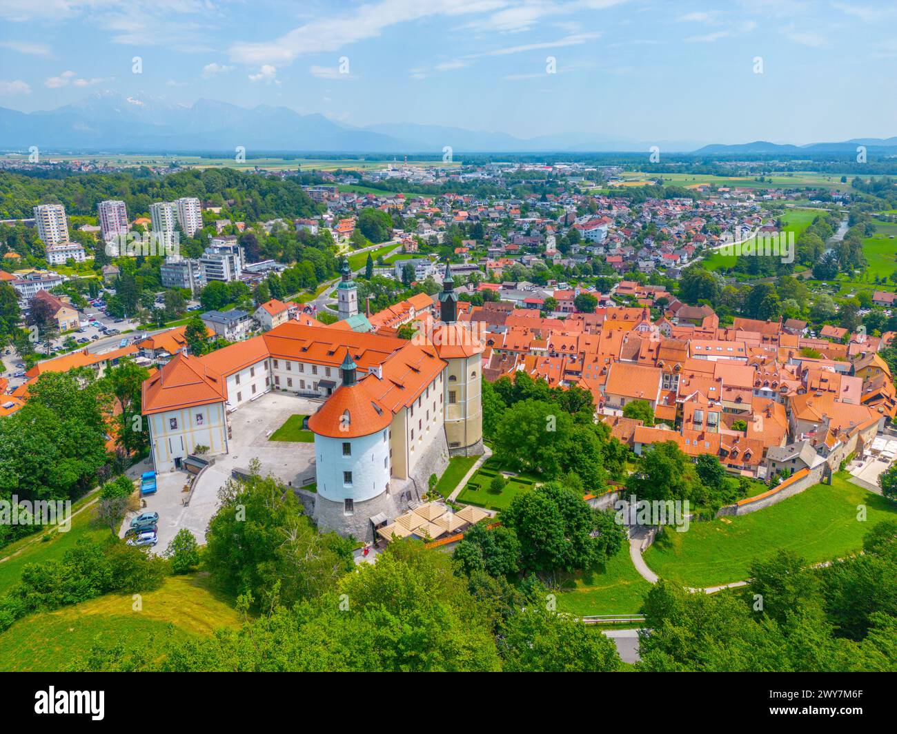 Il castello di Skofja Loka si affaccia sulla città slovena con lo stesso nome Foto Stock