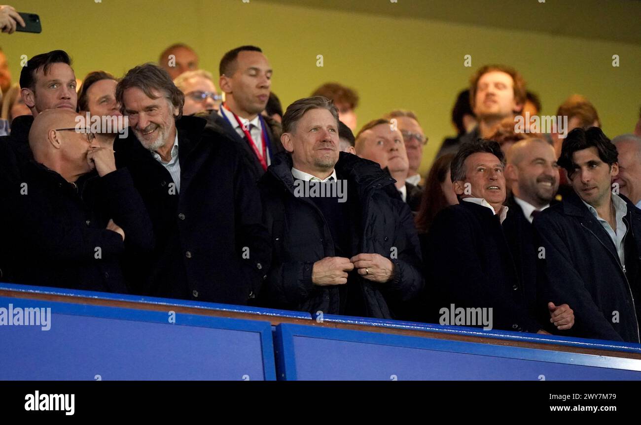 Da sinistra a destra, Sir David Brailsford, Sir Jim Ratcliffe, Peter Schmeichel, Sebastian Coe e suo figlio Harry Coe in tribuna prima della partita di Premier League allo Stamford Bridge, Londra. Data foto: Giovedì 4 aprile 2024. Foto Stock