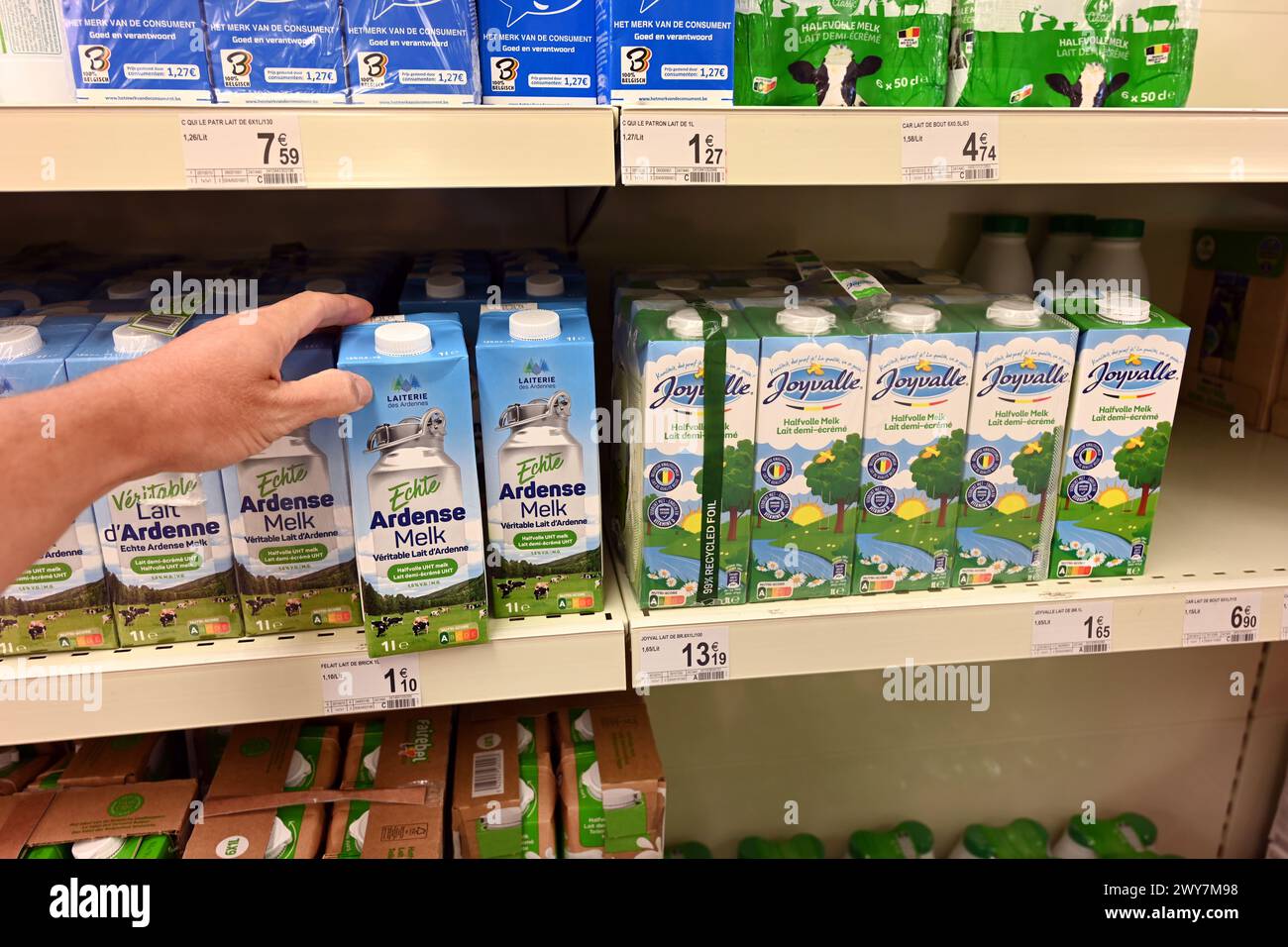 Latte di produzione regionale in un negozio di alimentari Foto Stock