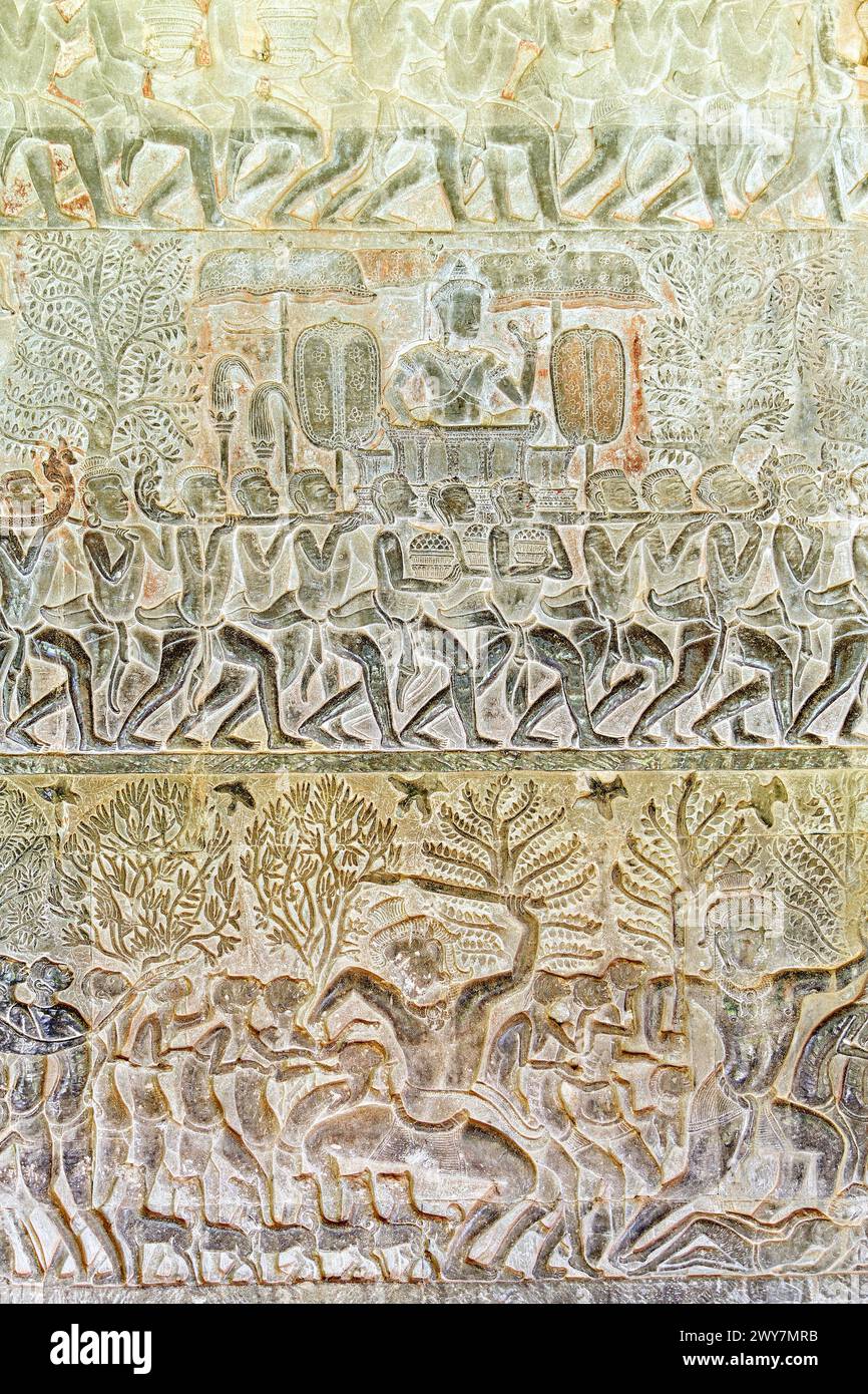 Bassorilievi delle narrazioni indù ad Angkor Wat, Siem Reap, Cambogia Foto Stock