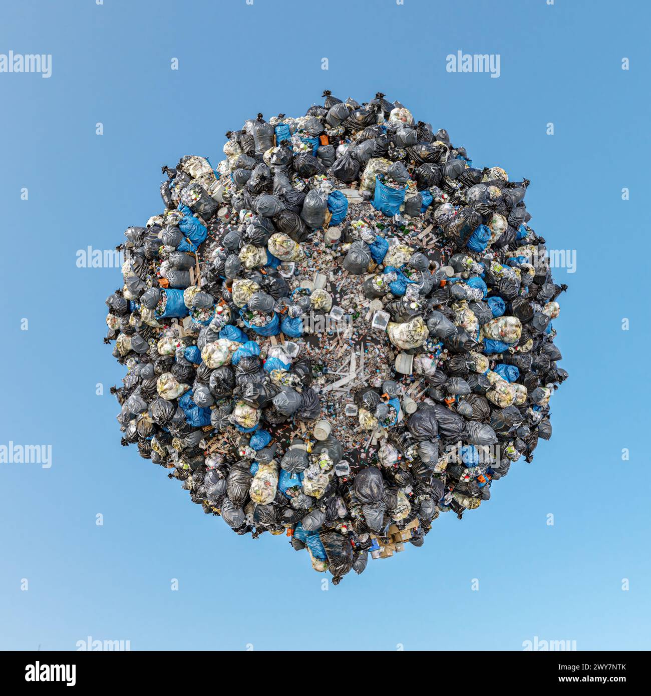 Rendering 3D del piccolo pianeta completamente coperto da sacchi di spazzatura domestici pieni di spazzatura sul cielo blu Foto Stock