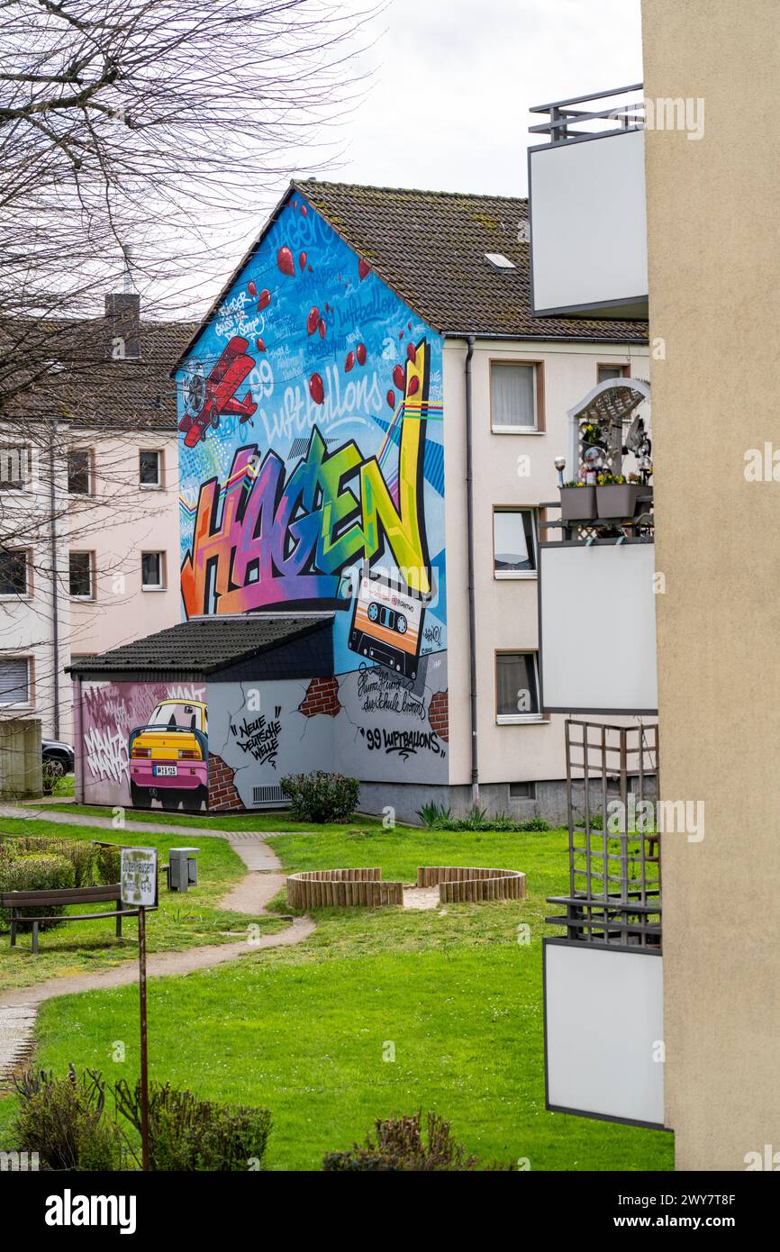 Proprietà abitative, condomini, murale colorato con riferimento locale, musica, 99 palloncini, a Hagen Vorhalle, NRW, Germania Foto Stock