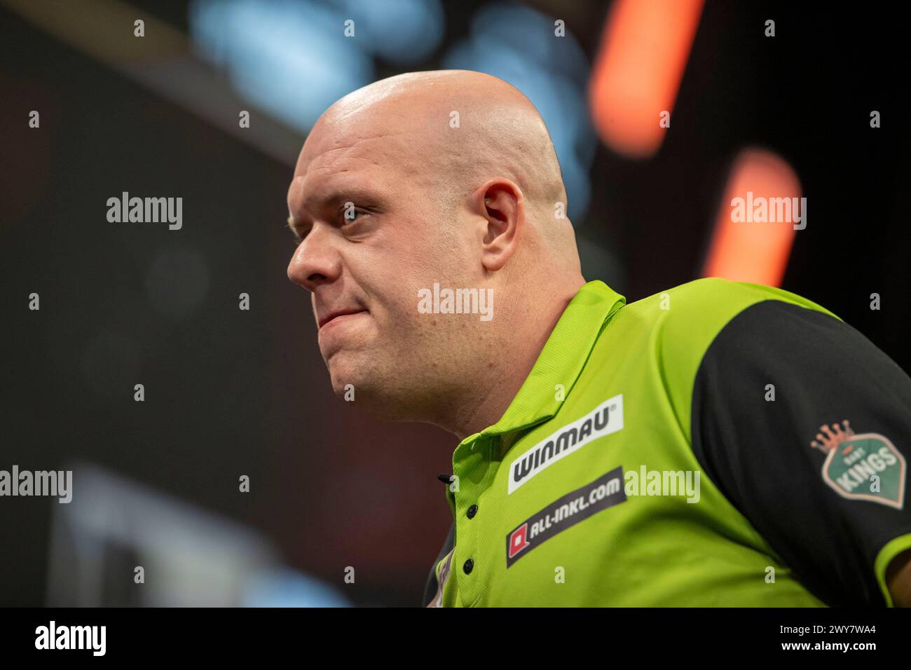 AO Arena, Manchester, Regno Unito. 4 aprile 2024. 2024 PDC Premier League Darts Manchester Night 10; Michael van Gerwen durante il suo quarto di finale contro Luke Littler Credit: Action Plus Sports/Alamy Live News Foto Stock