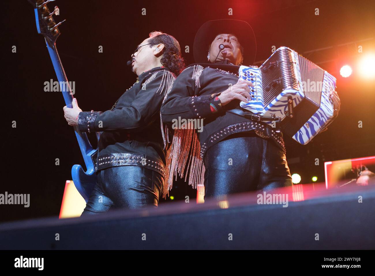 Il gruppo musicale Los Tigres del Norte si esibisce durante il concerto al WizCenter di Madrid, 4 aprile 2024, Spagna Foto Stock