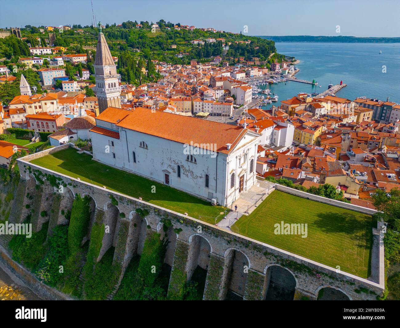 Vista aerea della cattedrale e del centro di Pirano, Slovenia Foto Stock