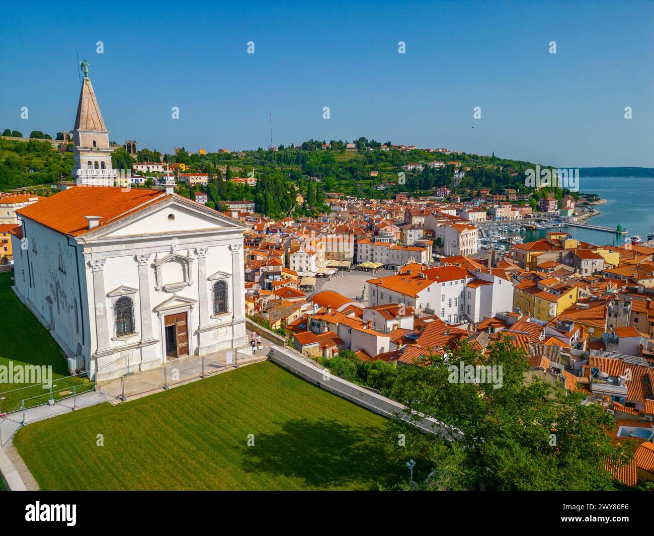 Vista aerea della cattedrale e del centro di Pirano, Slovenia Foto Stock