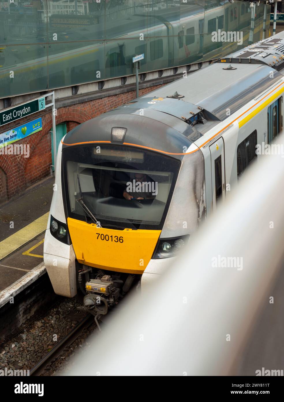 Southern Service Train in arrivo alla stazione di East Croydon, zona 5, Londra, Regno Unito, 9 marzo 2024 Foto Stock