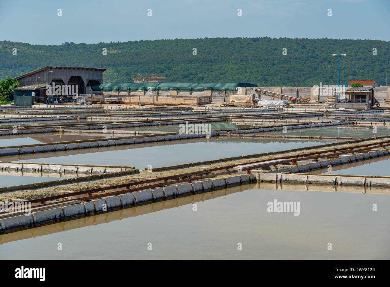 Impianti industriali del Parco naturale Secovje Saltpans in Slovenia Foto Stock