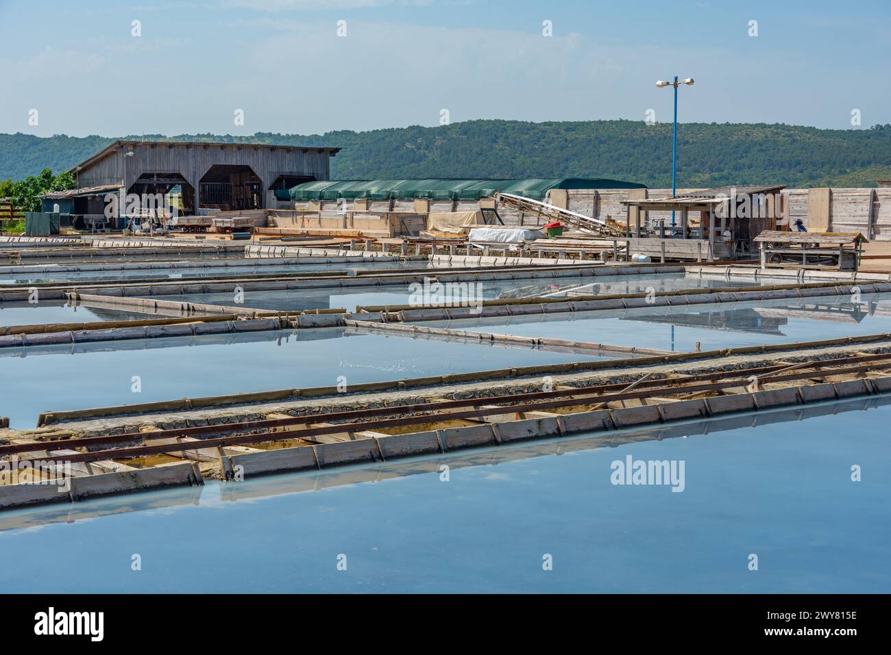 Impianti industriali del Parco naturale Secovje Saltpans in Slovenia Foto Stock