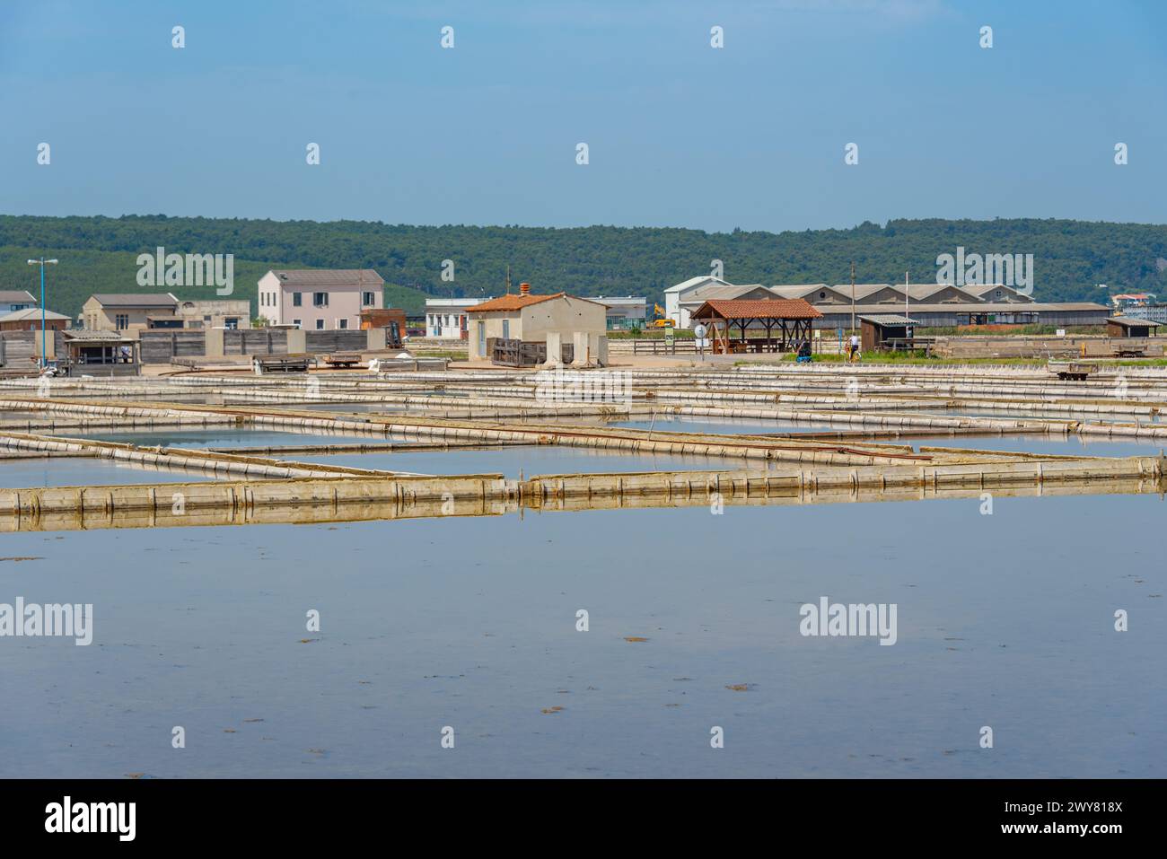 Impianti industriali del Parco naturale Secovje Saltpans in Slovenia Foto Stock