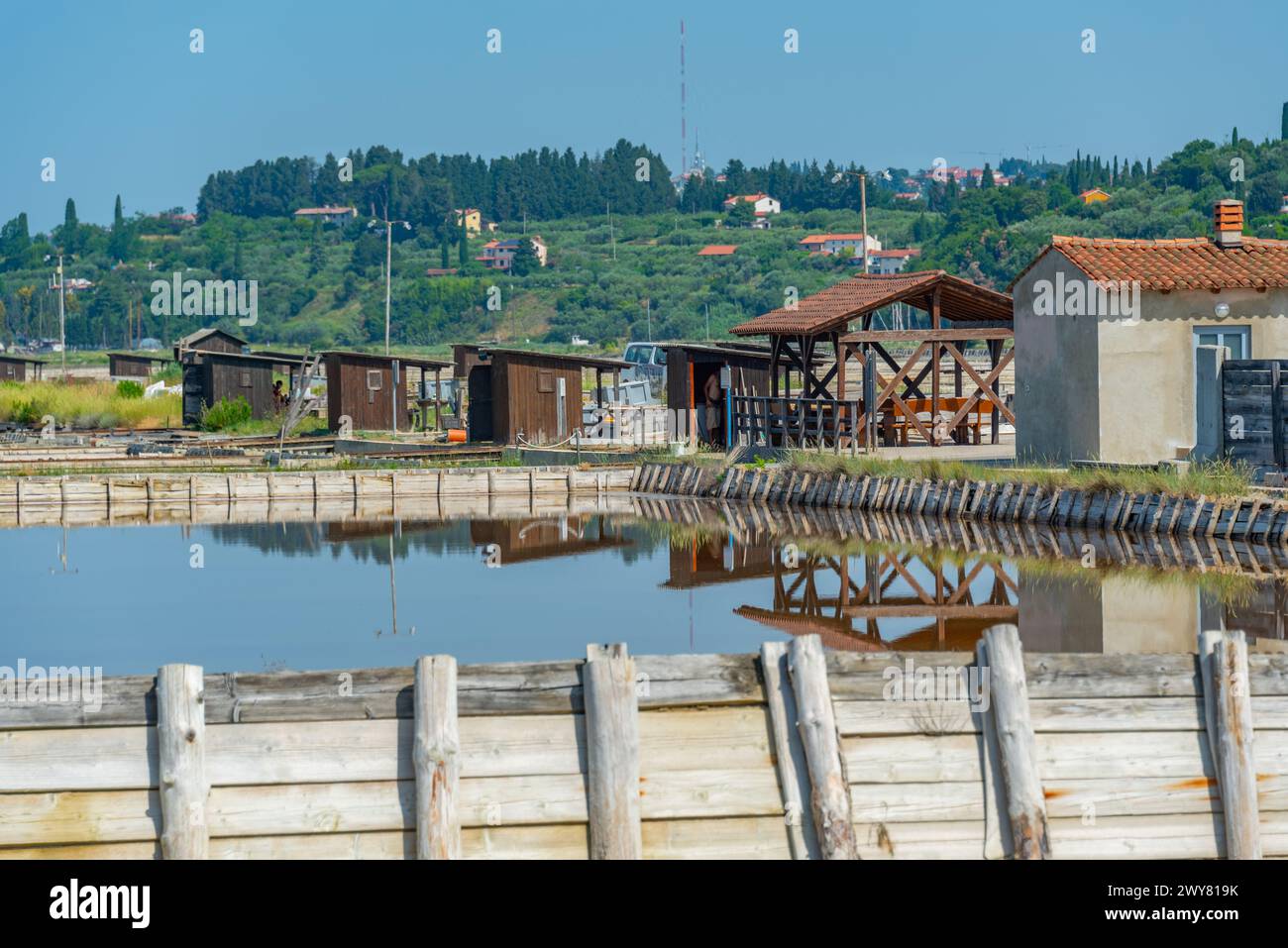 Impianti industriali del Parco naturale Secovje Saltpans in Slovenia Foto Stock