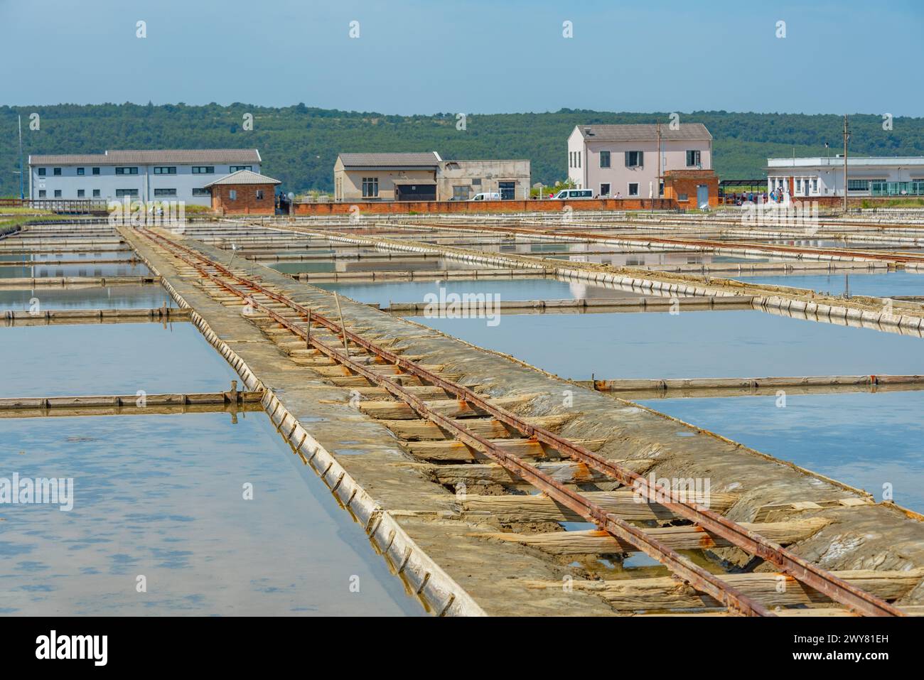 Impianti industriali del Parco naturale Secovje Saltpans in Slovenia Foto Stock
