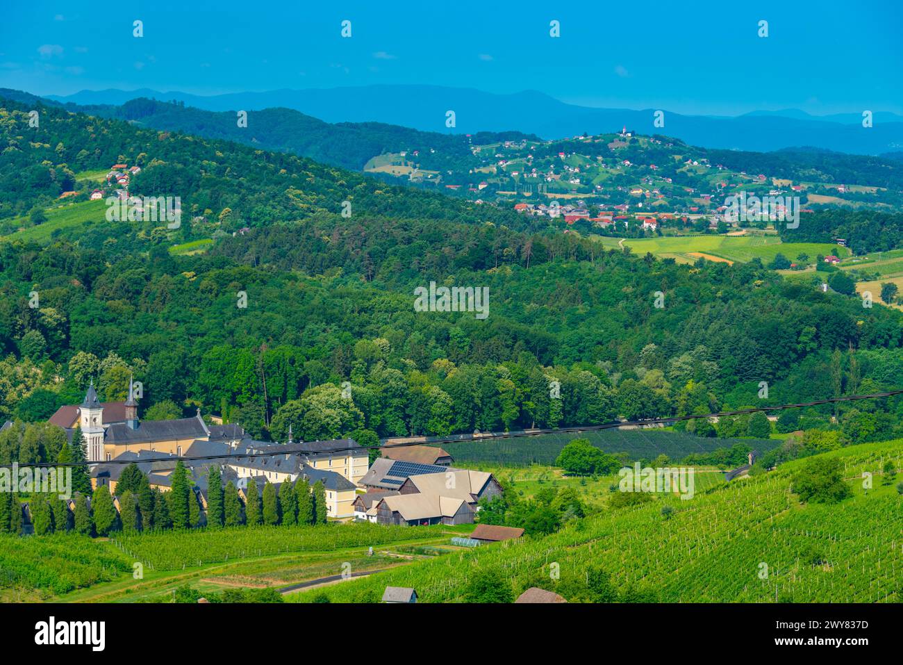 Vista aerea del monastero certosino di Pleterje in Slovenia Foto Stock