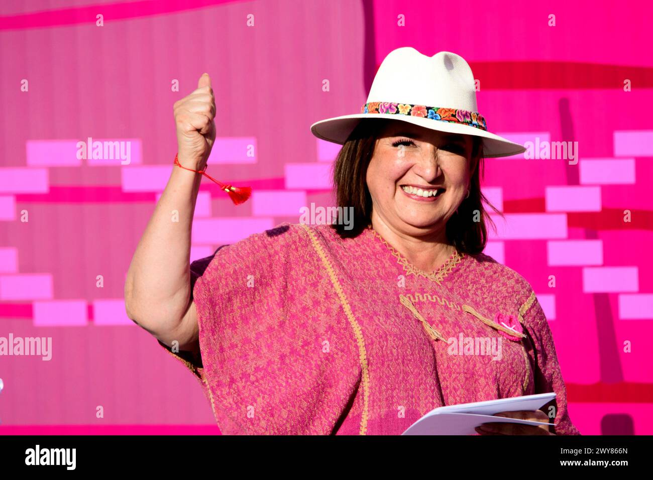 Città del Messico, città del Messico, Messico. 3 aprile 2024. Il candidato alla presidenza del Messico per il PAN, PRI e PRD, XOCHITL GALVEZ RUIZ, dà il pollice durante un incontro con i sostenitori, nello Stato del Messico. Galvez ha affermato nel suo discorso che, se vincerà le elezioni del prossimo giugno, "non ci saranno concessioni o cortesie alla criminalità organizzata”. "Basta abbracci per i criminali". "Tutta l'empatia e la forza dello Stato per rispondere alle richieste di giustizia delle vittime". (Credit Image: © Jorge Nunez/ZUMA Press Wire) SOLO PER USO EDITORIALE! Non per USO commerciale! Foto Stock