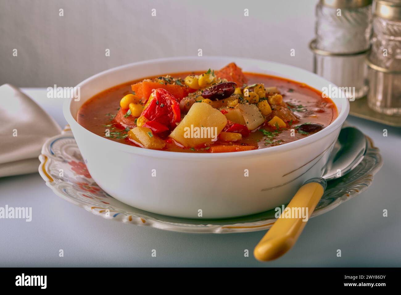 Stufato misto di fagioli e verdure con spezie ed erbe aromatiche. Foto Stock