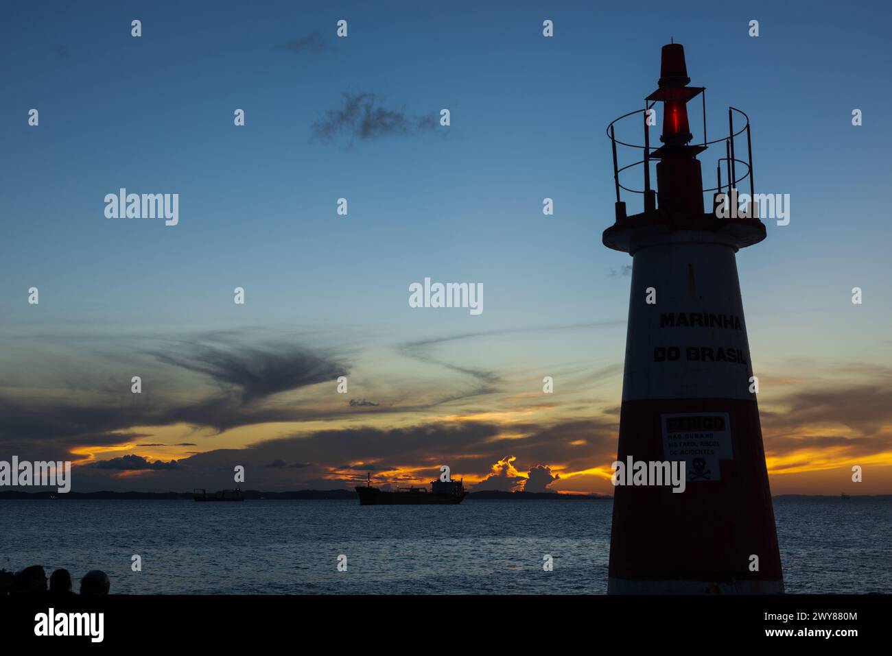 Salvador, Bahia, Brasile - 13 aprile 2019: Tramonto spettacolare e colorato visto da Ponta do Humaita nella città di Salvador, Bahia. Foto Stock