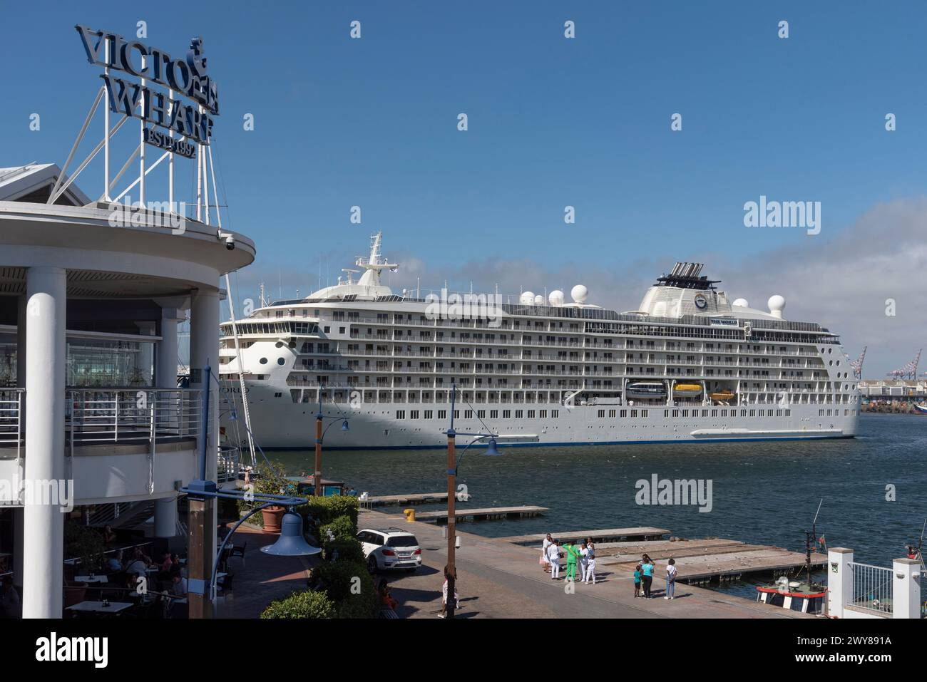 Città del Capo, Sud Africa. 02.03.2024. La nave World è ormeggiata sul lungomare di città del Capo contro un cielo blu. Foto Stock