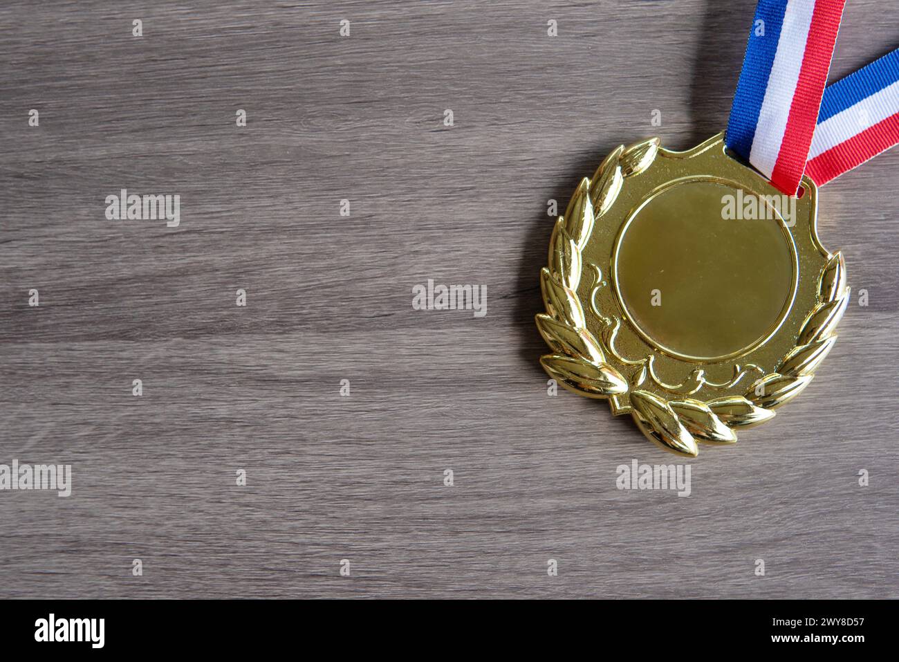 Vista dall'alto dell'immagine della medaglia d'oro sul tavolo con spazio di copia. Foto Stock