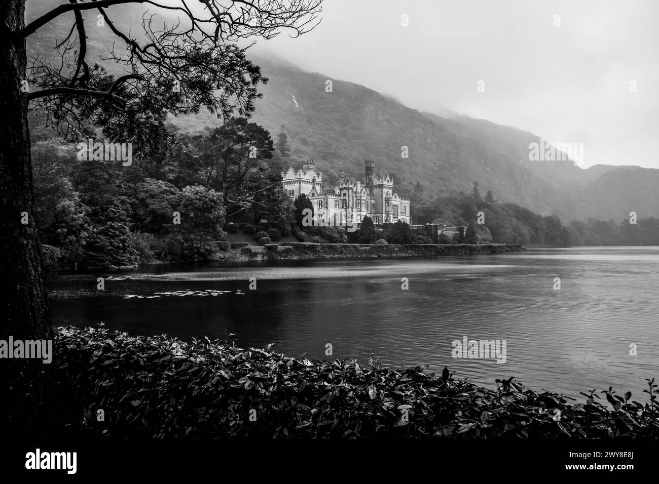 Kylemore Abbey con il tempo piovoso Foto Stock