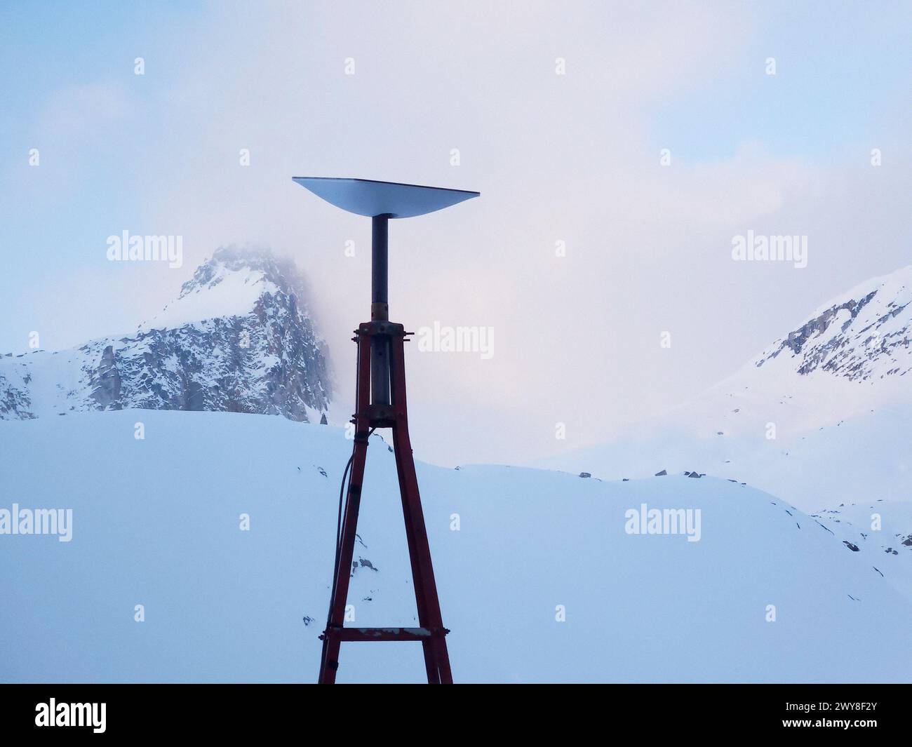Antenna della stazione base Internet satellitare Starlink in un ambiente selvaggio invernale subartico. Foto Stock