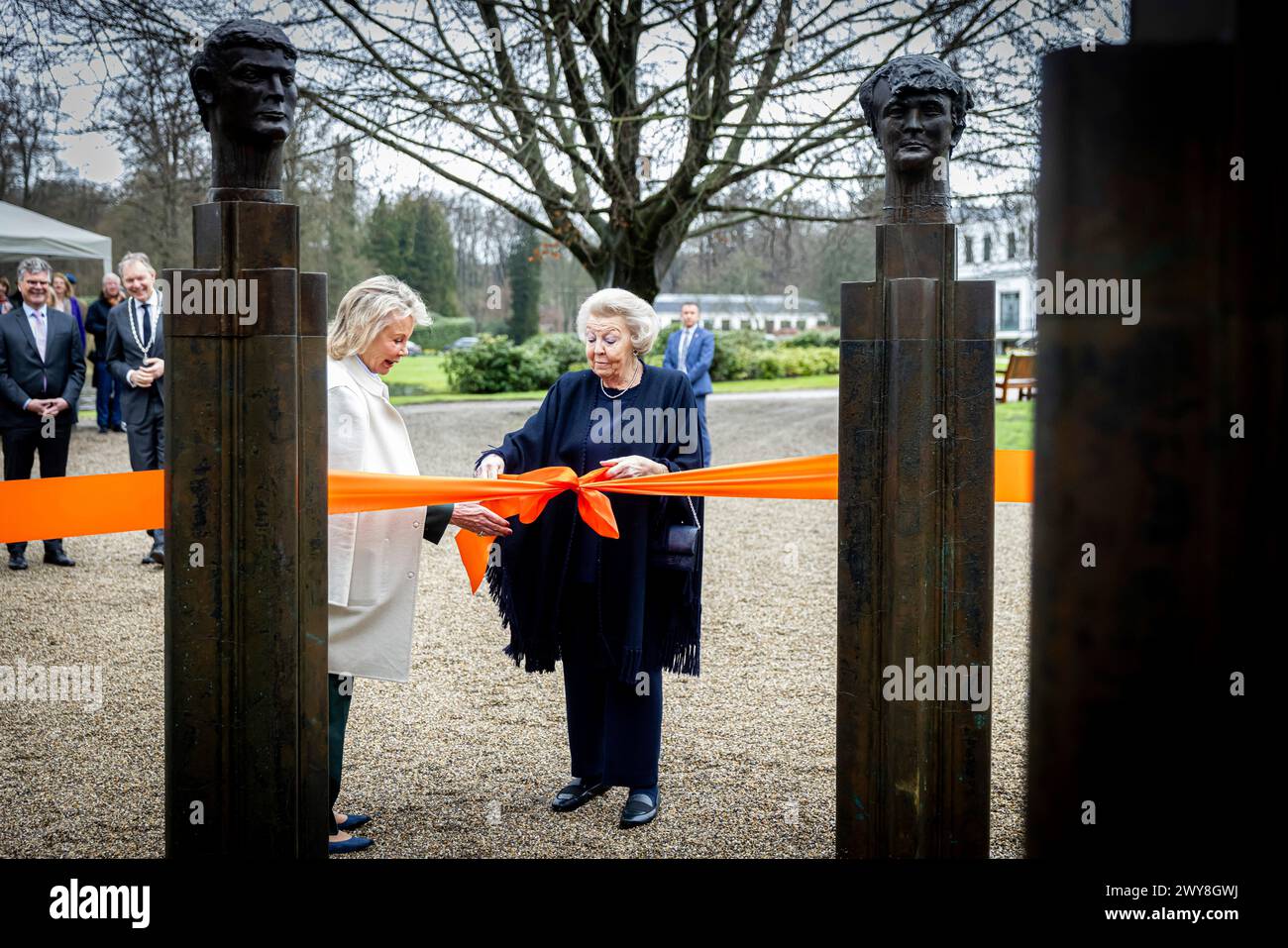 BAARN - Principessa Beatrice dei Paesi Bassi all'inaugurazione del gruppo scultoreo in bronzo The Royal Family, realizzato nel 1996 dallo scultore Arthur Spronken, nel parco del palazzo Soestdijk con il proprietario Maya Meijer, 4 aprile 2024. Foto: Patrick van Katwijk Foto Stock