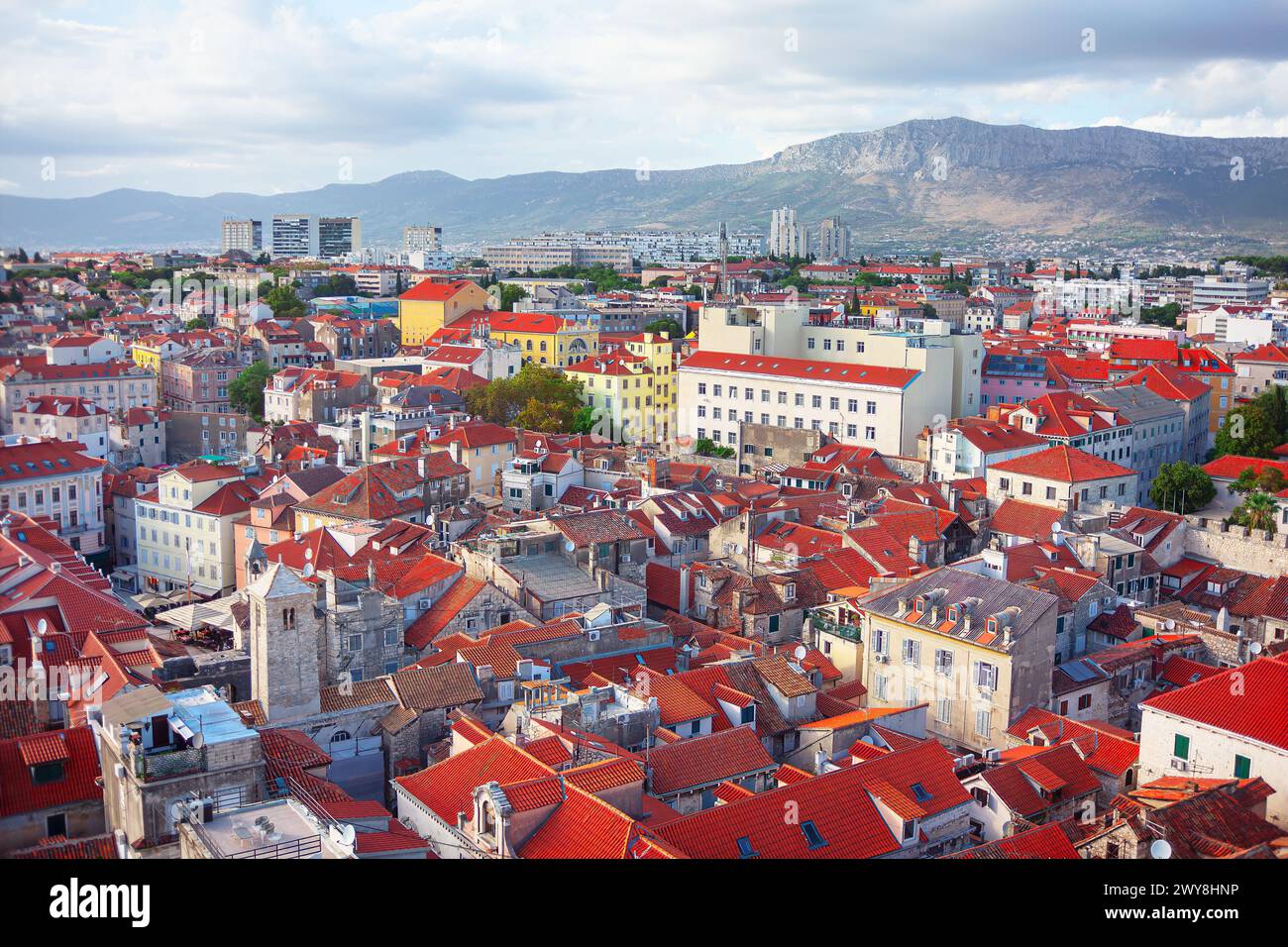 Vista aerea della città vecchia di Spalato, Croazia. Vista aerea della città europea con tetti rossi Foto Stock