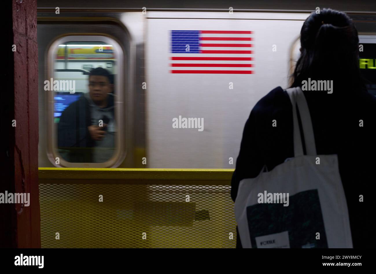 New York, New York, Stati Uniti. 4 aprile 2024. Barriere metalliche gialle sono installate sulla piattaforma della fermata della metropolitana 5th Ave Bryant Park sulla linea ferroviaria 7 come misura di sicurezza a seguito di un picco nel numero di incidenti di persone che vengono intenzionalmente spinte sui binari. (Credit Image: © Edna Leshowitz/ZUMA Press Wire) SOLO PER USO EDITORIALE! Non per USO commerciale! Foto Stock