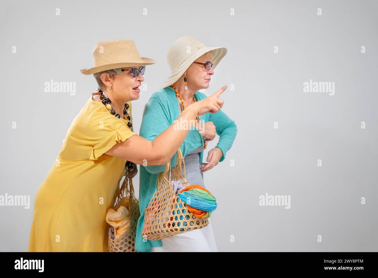 Gli amici anziani puntano le dita mentre fanno shopping e non sono felici Foto Stock