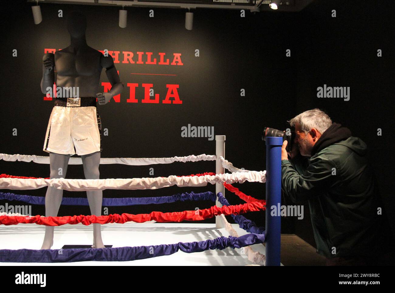 New York, New York, Stati Uniti. 4 aprile 2024. Un fotografo scatta una foto del combattimento del pugile Muhammad Ali indossato Trunks autografati dal ''˜Thrilla a Manila' dove Ali ha vinto contro Joe Frazier ed è considerato uno dei migliori incontri di pugilato della storia, est. 4 - 6 milioni di dollari, visti durante la Sotheby's Sports Week di New York. (Credit Image: © Nancy Kaszerman/ZUMA Press Wire) SOLO PER USO EDITORIALE! Non per USO commerciale! Foto Stock