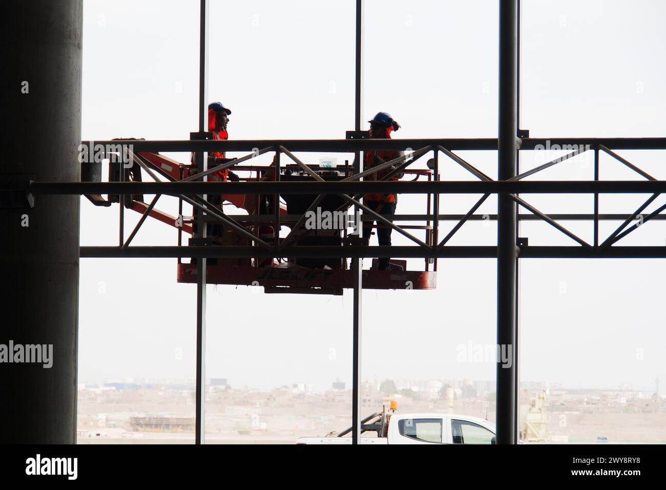 Lavoratori nelle nuove strutture, ancora in costruzione, dell'ampliamento dell'aeroporto internazionale Jorge Chavez, che comprende una seconda pista e una città aeroportuale. Il progetto richiede un investimento di 2,0 miliardi di dollari e dovrebbe essere operativo entro dicembre 2024 Foto Stock